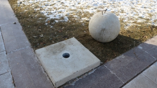 Неизвестные оторвали бетонные шары на пешеходной Волжской Неизвестные оторвали бетонные шары на пешеходной Волжской