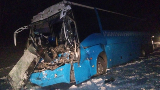Автобус «Саратов-Москва» столкнулся с «КамАЗом» и съехал в кювет