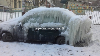 Замороженный автомобиль у школы Саратова становится достопримечательностью