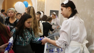 Саратов: В ТЮЗе детей угощали мороженым после отмены школьных занятий из-за морозов
