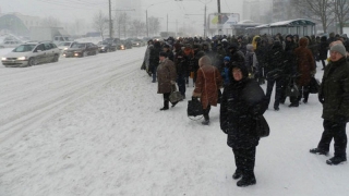 Очевидец: Водители из-за жажды наживы морозят саратовцев на улице