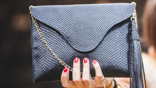 Возле Детского парка грабитель отобрал у прохожей сумку-клатч Возле Детского парка грабитель отобрал у прохожей сумку-клатч