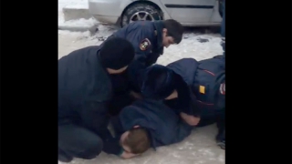 Очевидец снял на видео задержание в Саратове неадекватного водителя Очевидец снял на видео задержание в Саратове неадекватного водителя