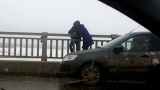 На мосту Саратов-Энгельс предотвращена попытка суицида