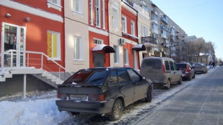 Автомобили безнаказанно паркуют на пешеходной Волжской