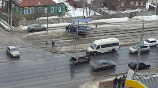 В Саратове автомобиль протаранил трамвайную остановку В Саратове автомобиль протаранил трамвайную остановку