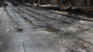 В Саратове и Пугачеве отремонтированные дороги покрылись трещинами и выбоинами
