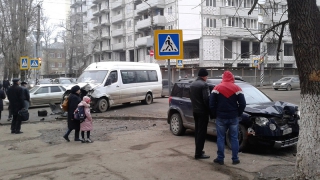 Женщина за рулем кроссовера протаранила маршрутку в центре Саратова