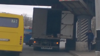 Остановившаяся под мостом фура парализовала движение транспорта Остановившаяся под мостом фура парализовала движение транспорта