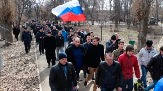 Несанкционированный митинг сторонников Навального в Саратове превратился в «прогулку» Несанкционированный митинг сторонников Навального в Саратове превратился в «прогулку»