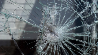 Перевозчик: Молодые люди с монтировками разбили автобусу стекла и фары Перевозчик: Молодые люди с монтировками разбили автобусу стекла и фары