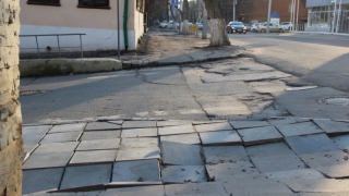 У музея Чернышевского в Саратове вздыбился тротуар