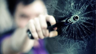 Саратовец разгромил «БМВ» пистолетом и напал на полицейских Саратовец разгромил «БМВ» пистолетом и напал на полицейских