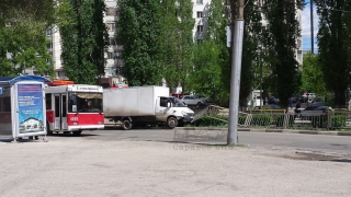 Грузовая «ГАЗель» снесла ограждения на Рахова Грузовая «ГАЗель» снесла ограждения на Рахова