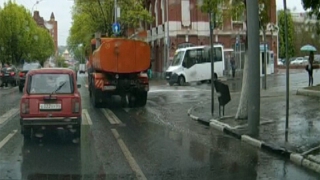 Администрация Саратова: Чистка дорог водой под дождем эффективнее Администрация Саратова: Чистка дорог водой под дождем эффективнее