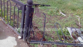 Автомобиль разрушил ограду сквера на Рахова