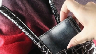 В маршрутке саратовчанку «гастролерша» лишила денег и банковских карт В маршрутке саратовчанку «гастролерша» лишила денег и банковских карт