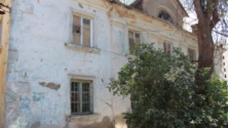 В Энгельсе приставы выселили семью из аварийного дома В Энгельсе приставы выселили семью из аварийного дома