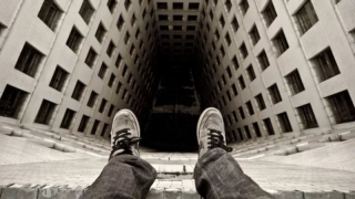 В Саратове с многоэтажки упал подросток В Саратове с многоэтажки упал подросток