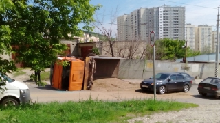 На Новоузенской перевернулся «КамАЗ» с песком