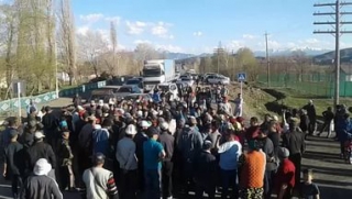 Жители Энгельсского района в знак протеста перекрыли дорогу 