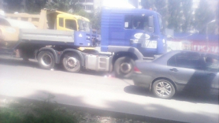 В Саратове грузовик насмерть сбил женщину. Очевидец снял момент трагедии