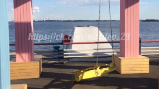 Вандалы испортили качели для взрослых на набережной Вандалы испортили качели для взрослых на набережной