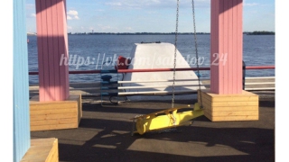 Рабочие демонтировали сломанные качели на набережной Рабочие демонтировали сломанные качели на набережной