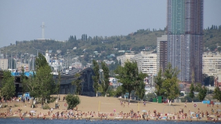 На городском пляже Саратова парень повредил позвоночник при прыжке с качелей