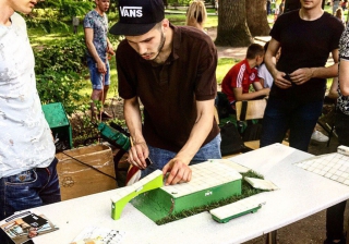 В Саратове собирали на скорость кубик Рубика и катали мини-скейты В Саратове собирали на скорость кубик Рубика и катали мини-скейты
