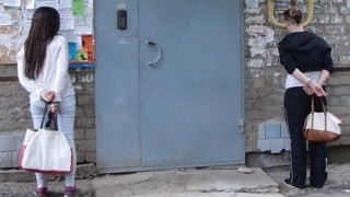 Две школьницы попались на хищении видеокамер, орехов и денег Две школьницы попались на хищении видеокамер, орехов и денег