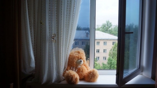 В Энгельсе с 4-го этажа выпала малышка В Энгельсе с 4-го этажа выпала малышка