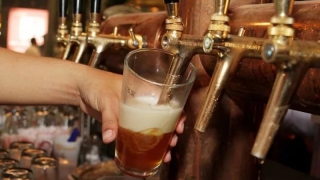 Продавщицу разливного пива задержали за хищение денег из кассы Продавщицу разливного пива задержали за хищение денег из кассы