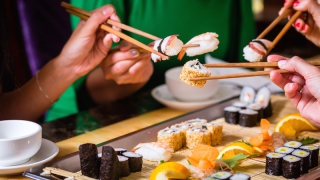 Мужчина напал на курьера по доставке суши, чтобы устроить семье праздник Мужчина напал на курьера по доставке суши, чтобы устроить семье праздник