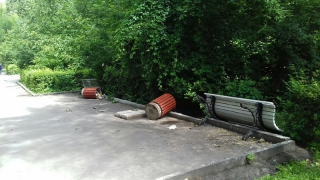 В Саратове в сквере вандалы свалили лавочку и раскидали урны В Саратове в сквере вандалы свалили лавочку и раскидали урны