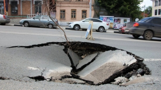 На Радищева из-за комунальной аварии в двух местах провалился асфальт