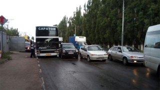 На Ново-Астраханском шоссе автобус «Саратов-Москва» попал в массовое ДТП