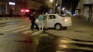 Ночью у правительства Саратовской области «ВАЗ» выбил на тротуар «Логан»