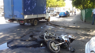 В Саратове в ДТП возле администрации серьезно пострадал мотоциклист