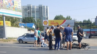 На Ново-Астраханском шоссе мотоциклист врезался в колесо грузовика