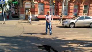 В центре Саратова возле пешеходного перехода образовался провал