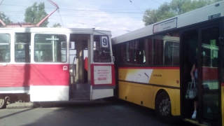 В Заводском районе столкнулись трамвай и автобус