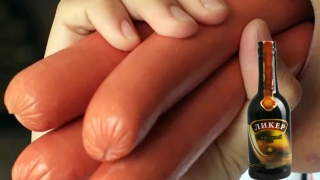 В Саратове вор успел съесть сосиски и выпить ликер до прибытия полиции В Саратове вор успел съесть сосиски и выпить ликер до прибытия полиции