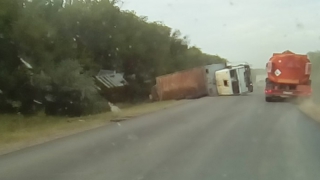На трассе под Саратовом опрокинулся грузовик
