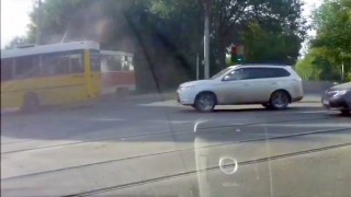 Момент столкновения трамвая и автобуса в Саратове сняли на видео