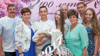 В Энгельсе торжественно нарекли дочь известного спортсмена В Энгельсе торжественно нарекли дочь известного спортсмена