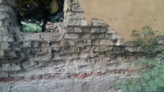 Жильцы дома в Саратове: Из стен выпадают кирпичи, ванны в пол уходят