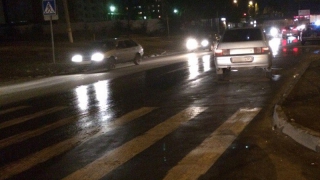 На Антонова лихач сбил двух девушек на пешеходном переходе
