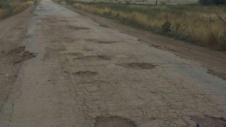 В Краснокутском районе работники ГИБДД не пропускали школьный автобус из-за разбитой дороги