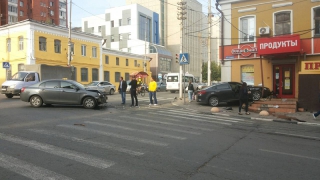 У саратовского правительства «Киа» сбила пешехода и врезалась в магазин